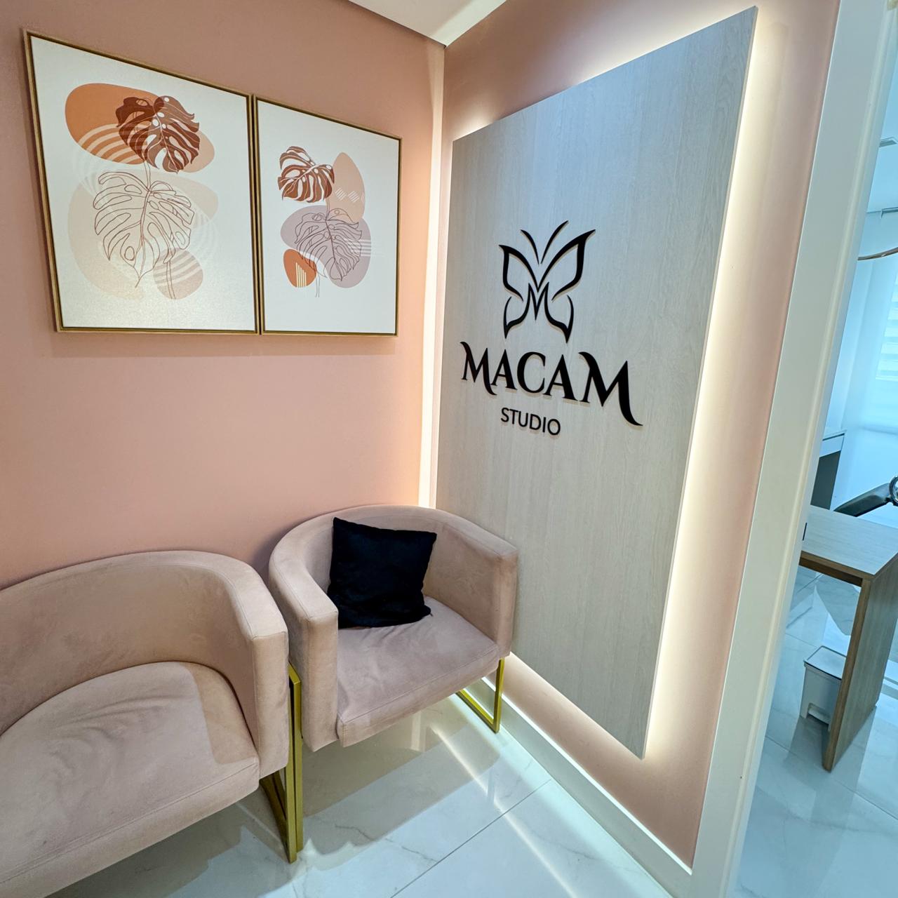 Recepção do Studio Macam em Praia Grande com logo iluminada